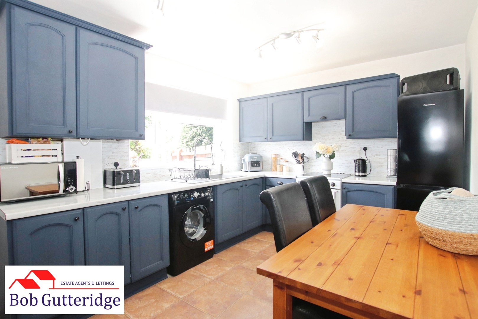 FITTED KITCHEN / DINER
